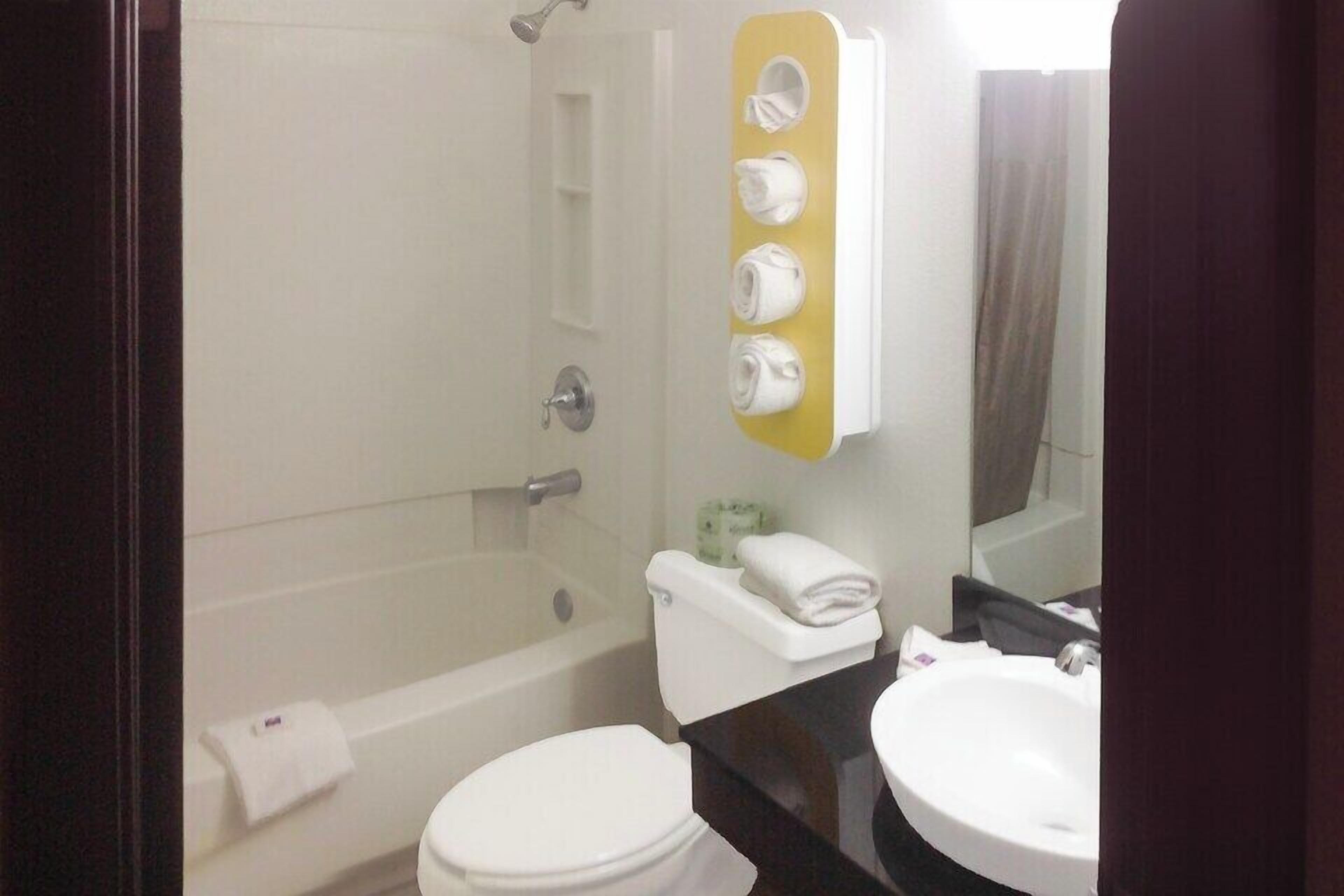 Combined shower/tub, towels