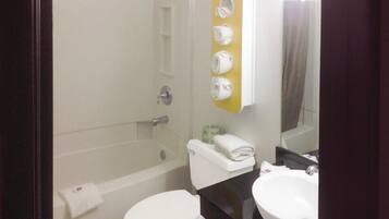 Combined shower/tub, towels