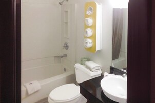 Combined shower/tub, towels