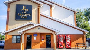 Ett hotell som heter ”The Reserve Inn”, med en väl synlig skylt, en entréhall och försäljningsautomater för Coca-Cola.