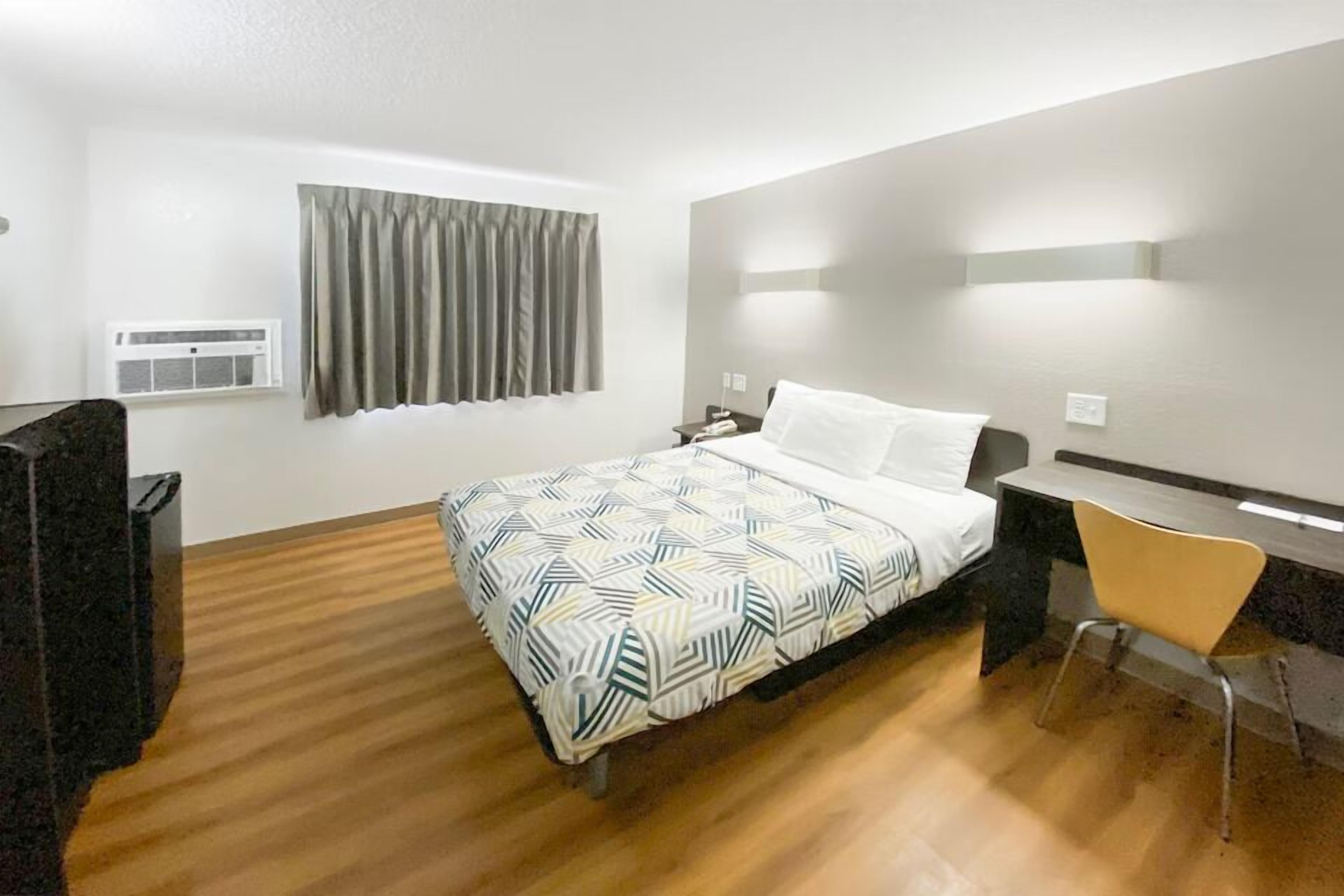 Standard Room, 1 Queen Bed, Accessible Bathtub, Non Smoking | Desk, free WiFi, bed sheets