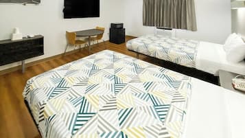 Quarto standard, 2 camas de casal, para fumantes | Escrivaninha, Wi-Fi de cortesia, roupa de cama