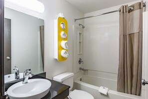 Combined shower/bathtub, towels - The Reserve Inn  (Salisbury)