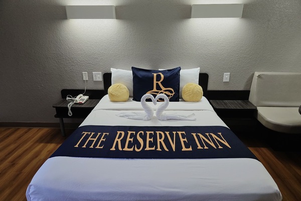 Standard Room, 1 Queen Bed, Non Smoking | Desk, WiFi (free), bed sheets