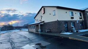 Exterior - Super 8 by Wyndham Imlay City (Imlay City)