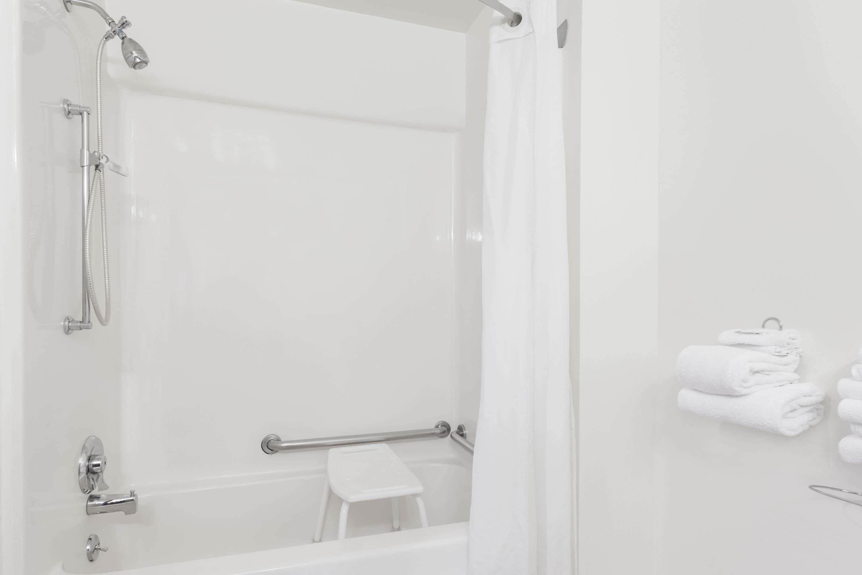 Standardzimmer, 1 Queen-Bett, barrierefrei | Badezimmer | Kostenlose Toilettenartikel, Haartrockner, Handtücher