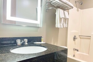 Combined shower/tub, free toiletries, hair dryer, towels