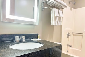 Ensemble baignoire-douche, articles de toilette (gratuits)
