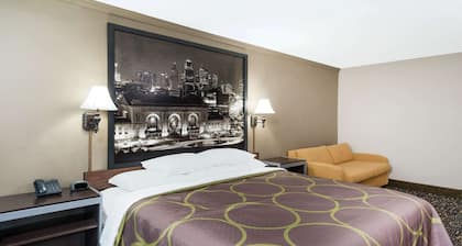 Super 8 by Wyndham Warrensburg