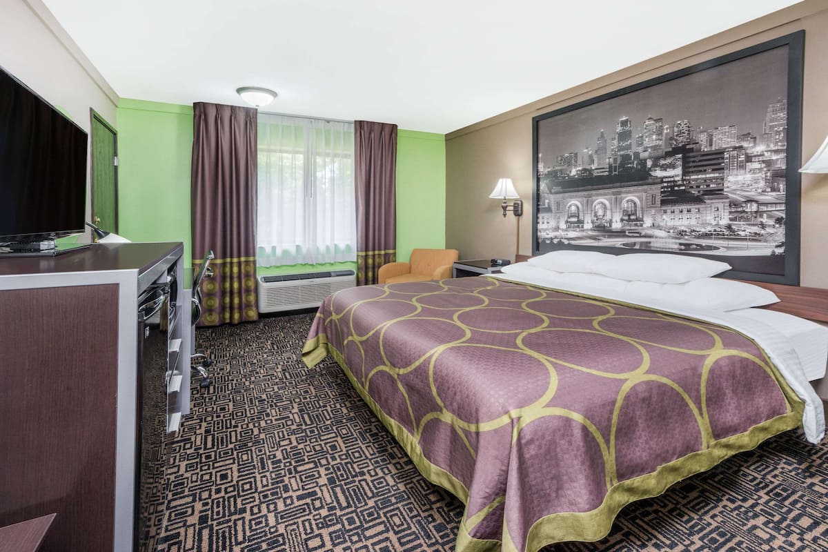 Standard Room, 1 King Bed | Iron/ironing board, free WiFi, bed sheets