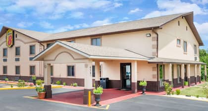 Super 8 by Wyndham Warrensburg
