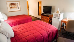 Une chambre d’hôtel avec deux lits, une télévision, un four à micro-ondes et un bureau avec une chaise.