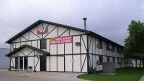 Un bâtiment portant une enseigne indiquant la présence d’un accès Internet sans fil à haut débit.