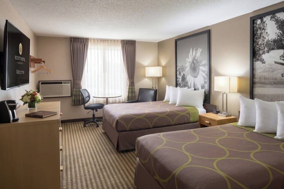 Rum - 2 dubbelsängar - icke-rökare | Värdeförvaringsskåp på rummet, skrivbord och mörkläggningsgardiner