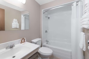 Combined shower/bathtub, hair dryer, towels