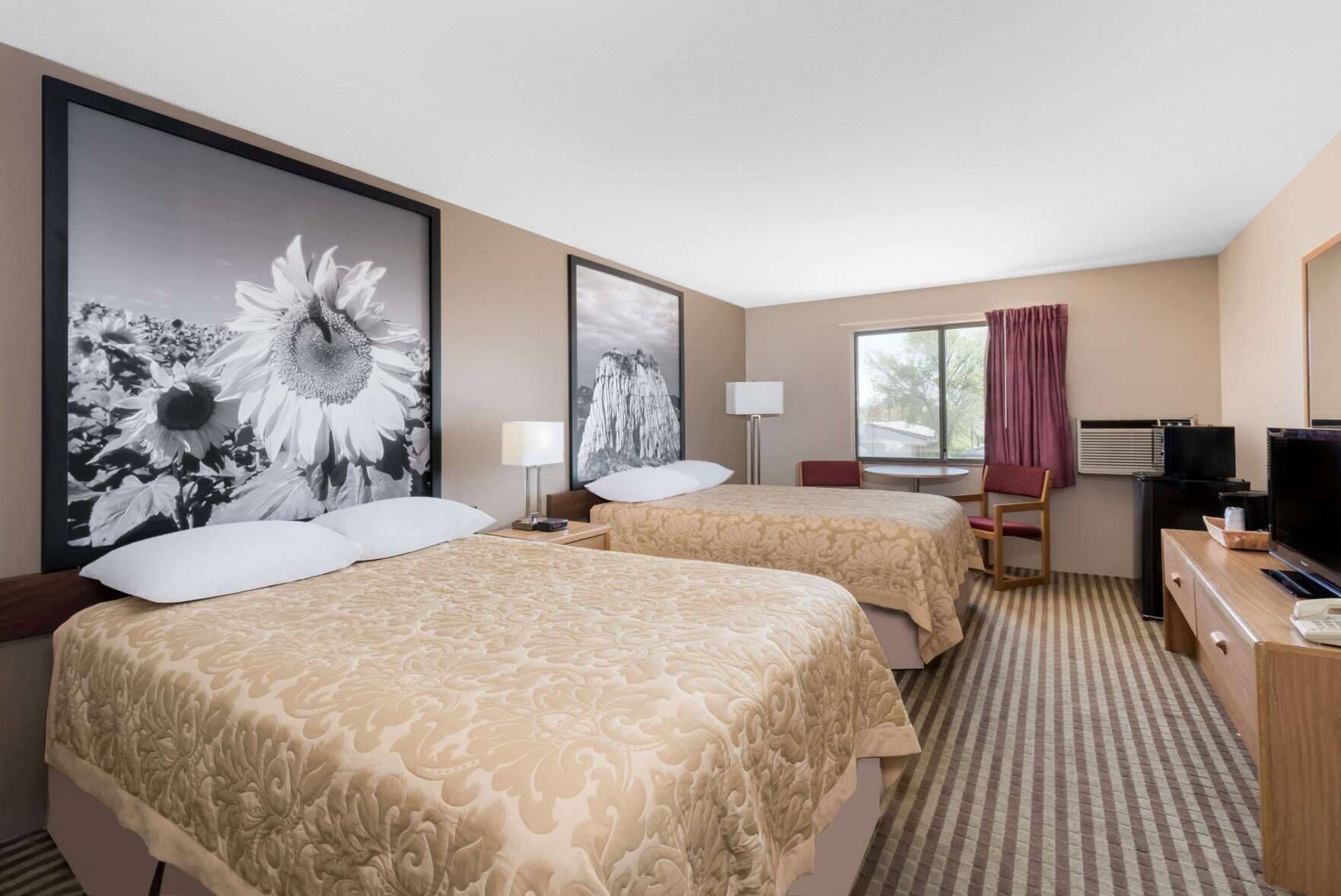 Zimmersafe, Schreibtisch, Verdunkelungsvorhänge, kostenlose Babybetten