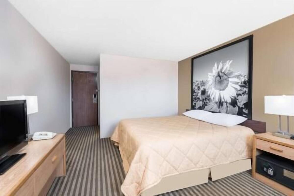 Zimmersafe, Schreibtisch, Verdunkelungsvorhänge, kostenlose Babybetten