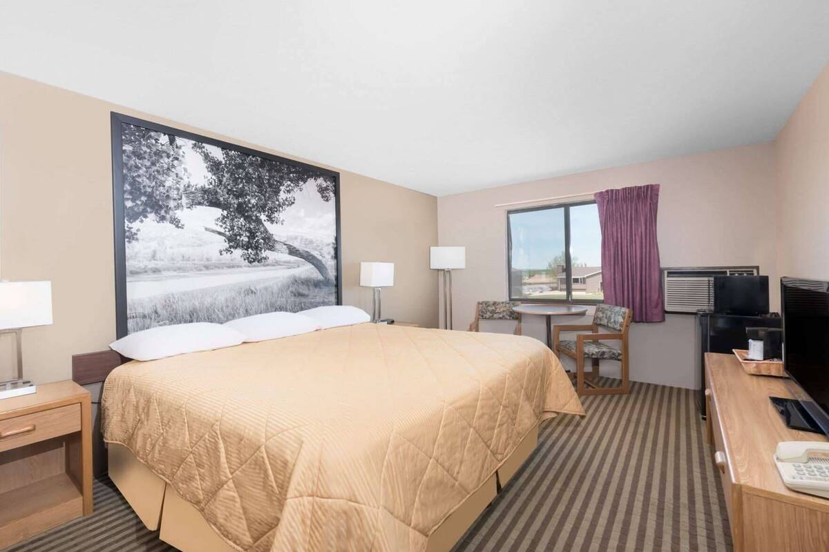 Zimmersafe, Schreibtisch, Verdunkelungsvorhänge, kostenlose Babybetten