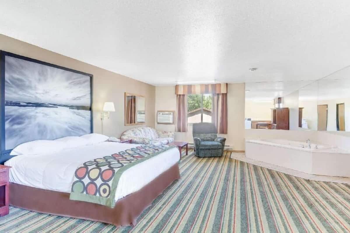 Een bureau, een strijkplank/strijkijzer, gratis babybedden, extra bedden