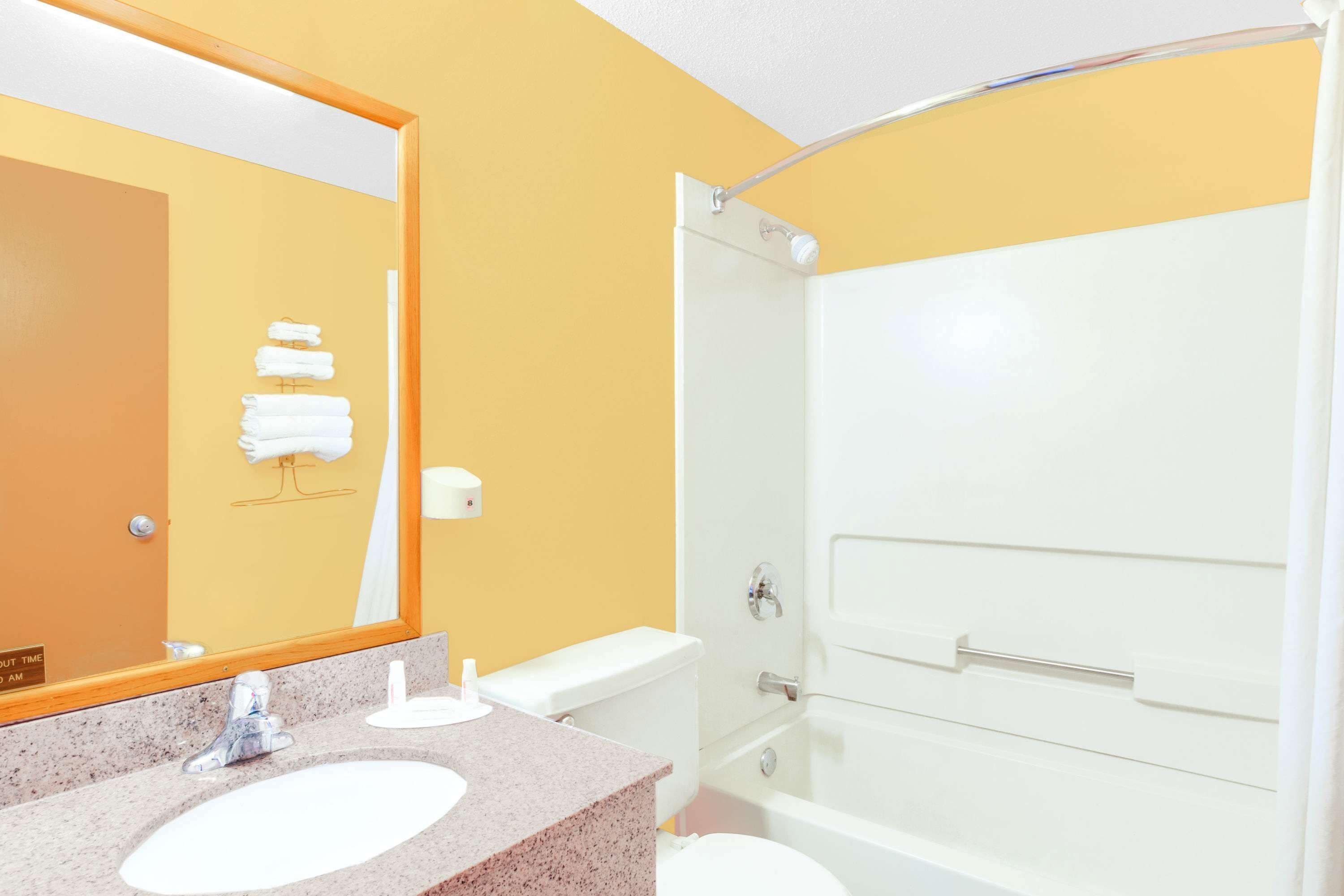 Combined shower/tub, free toiletries, hair dryer, towels