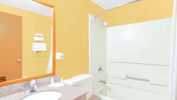 Combined shower/tub, free toiletries, hair dryer, towels