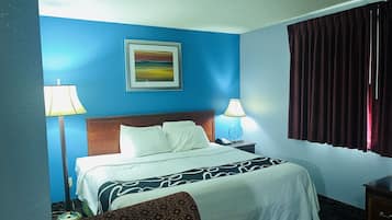 羽絨被、記憶床墊、書桌、遮光布/窗簾