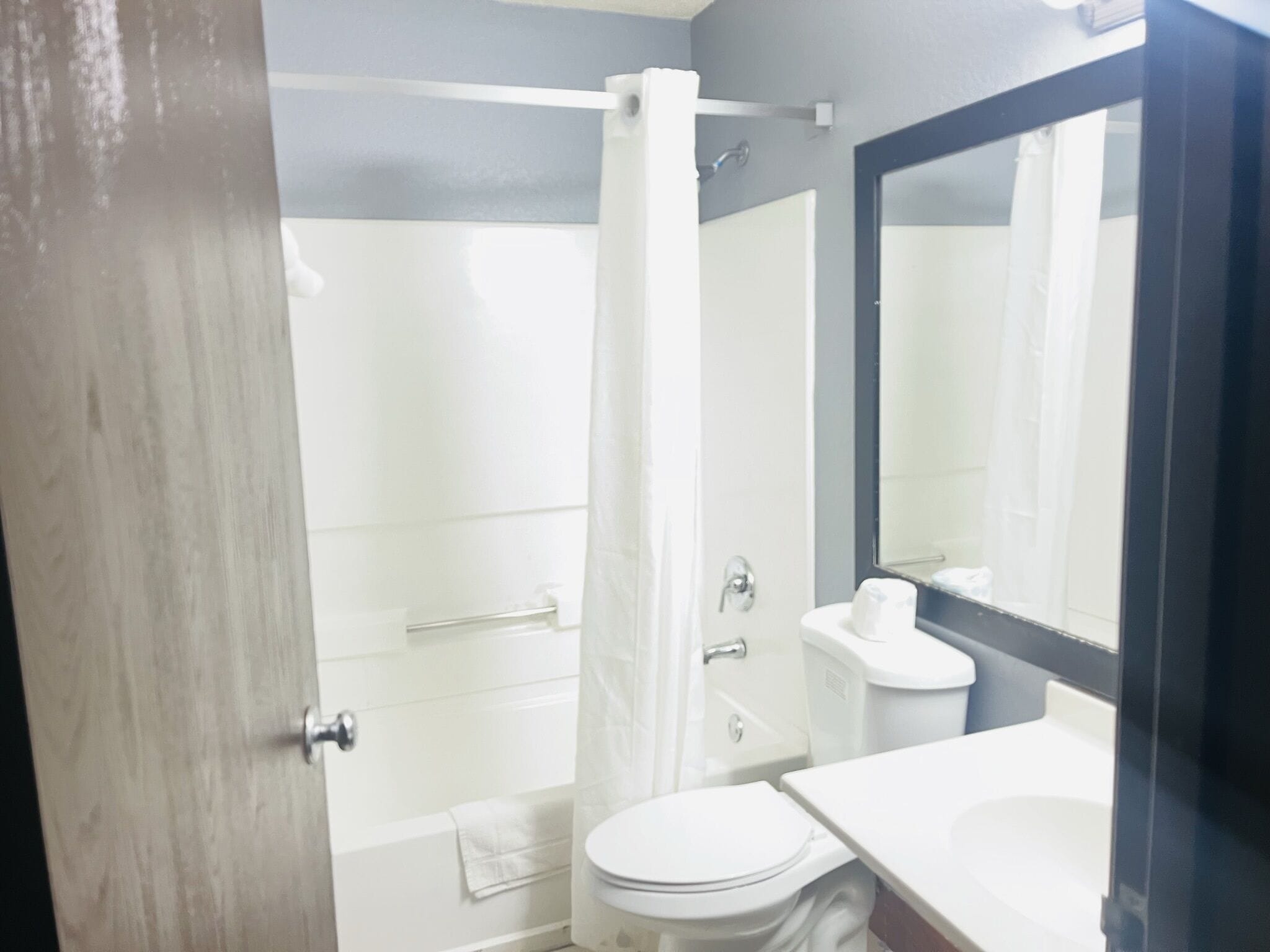 Combined shower/bathtub, free toiletries, hair dryer, towels