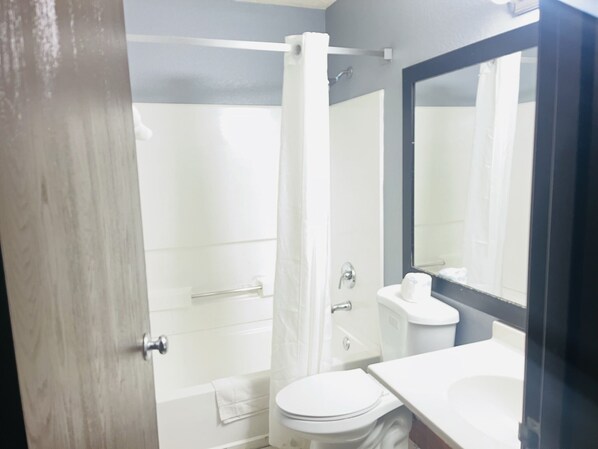 Combined shower/tub, free toiletries, hair dryer, towels