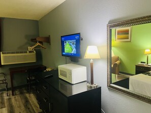 Standard Room, 2 Queen Beds, Non Smoking | Living area