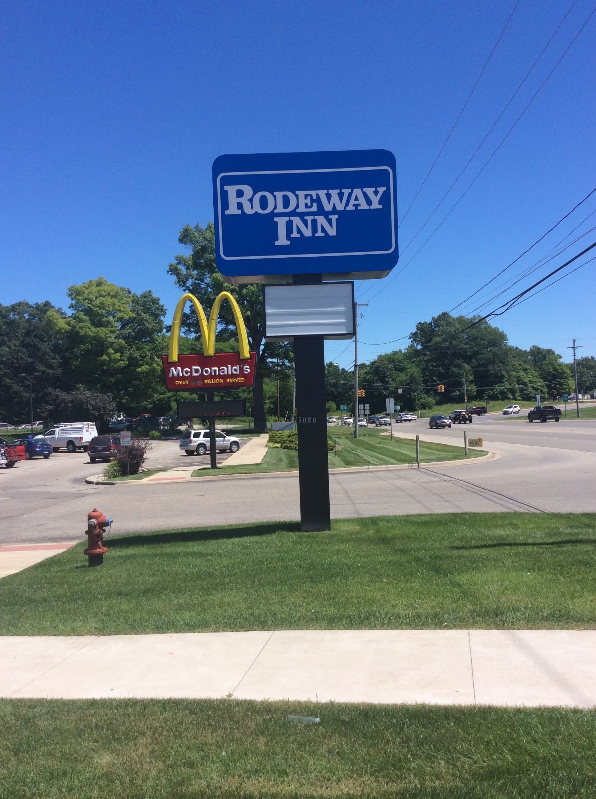 Ein Schild für das Rodeway Inn, in der Nähe ist ein McDonald's-Logo.