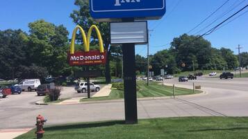 Ein Schild für das Rodeway Inn, in der Nähe ist ein McDonald's-Logo.