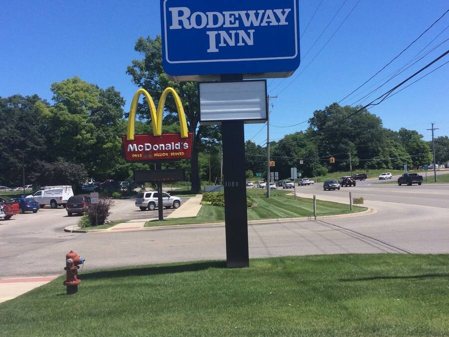 Ein Schild für das Rodeway Inn, in der Nähe ist ein McDonald's-Logo.