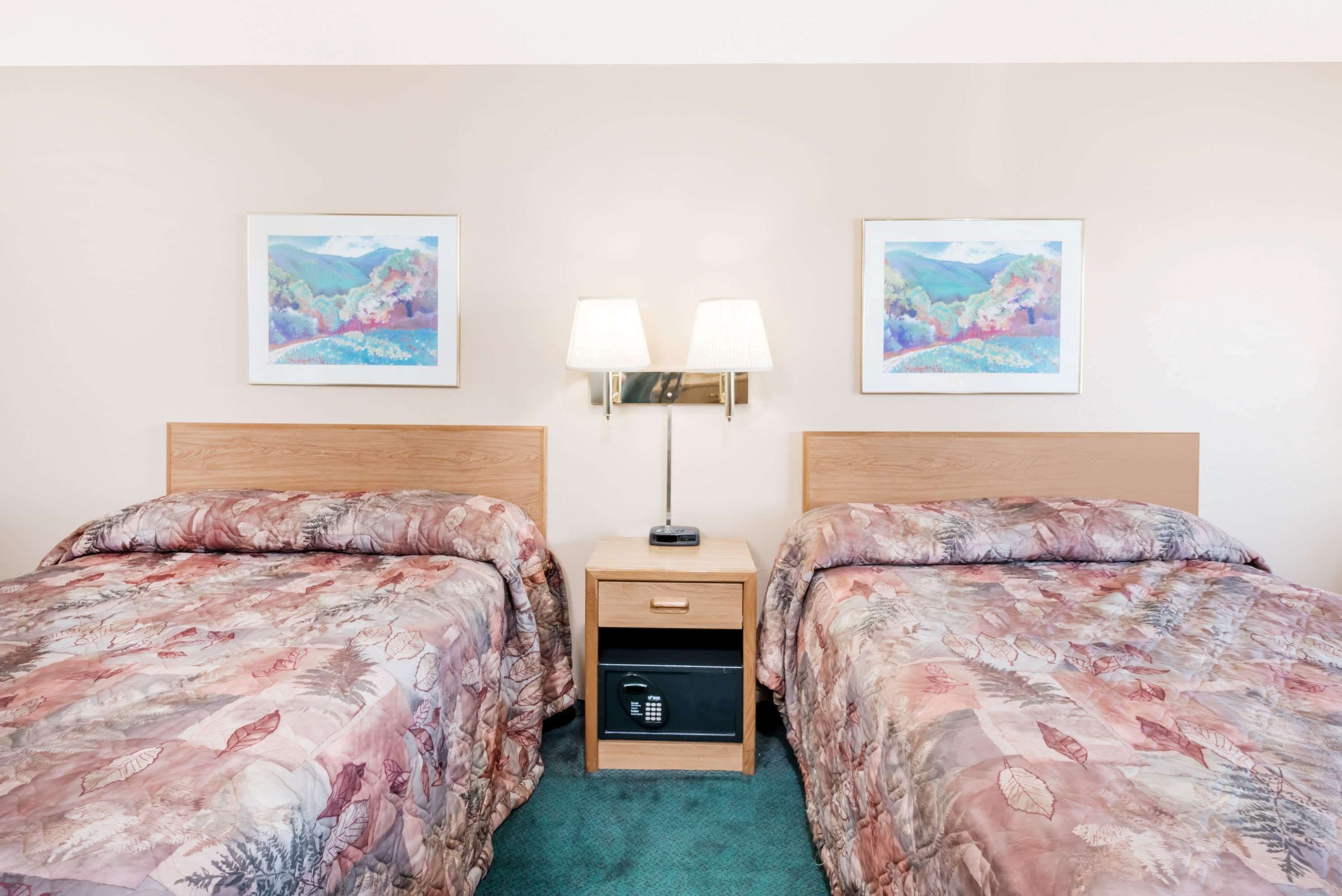 Habitación, 2 camas Queen size, para no fumadores | Caja de seguridad en la habitación, escritorio y cortinas blackout 