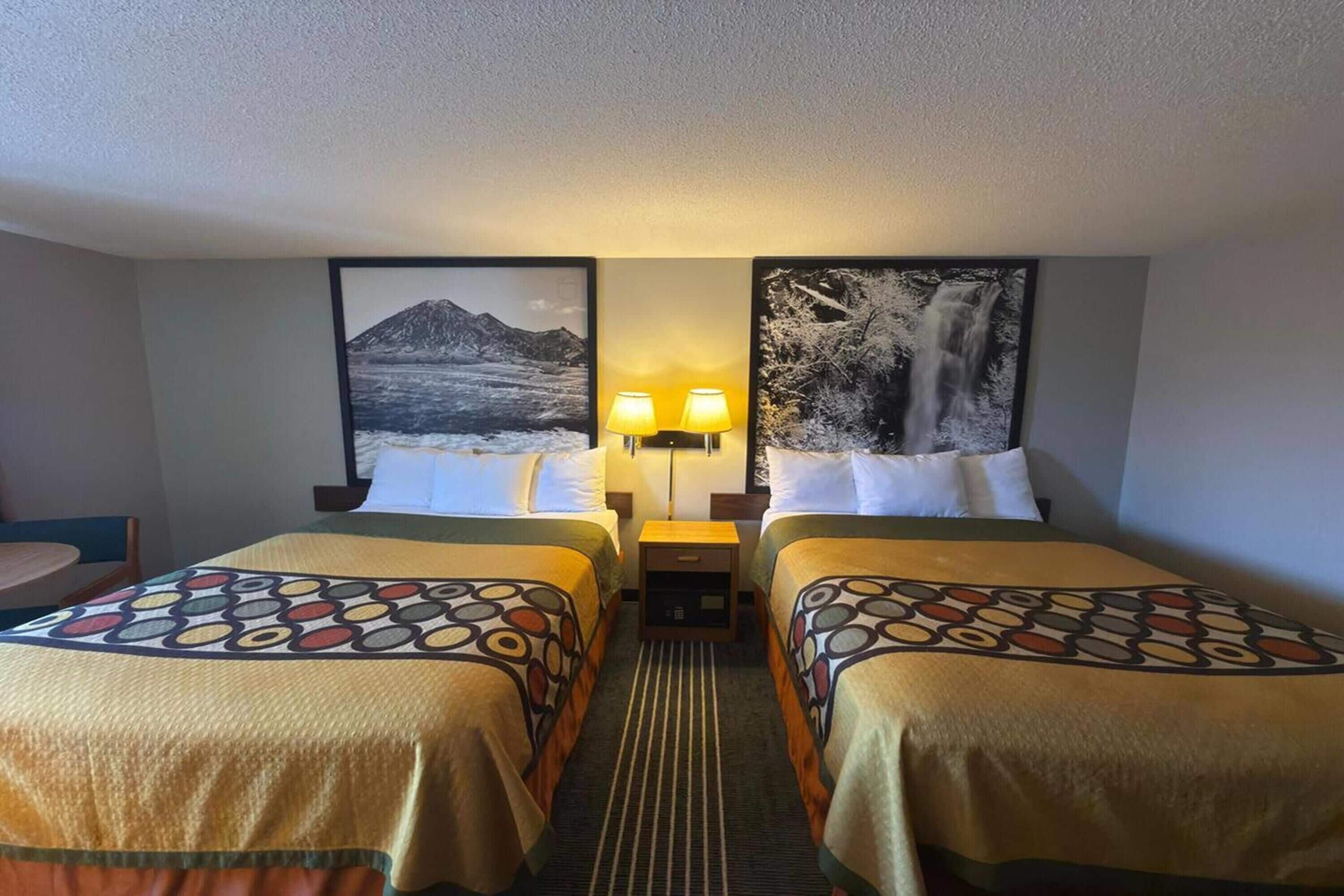 客房, 2 张大床, 无烟房 | 客房内保险箱、办公桌、遮光窗帘、熨斗/熨板