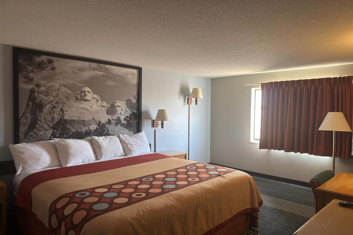 Standard Room, 1 Queen Bed | In-room safe, desk, blackout drapes, iron/ironing board