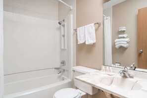 Ducha y bañera combinadas, secador de pelo y toallas