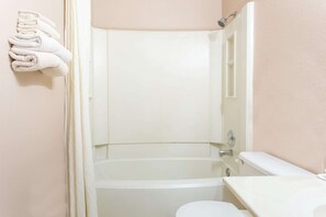 Combined shower/tub, free toiletries, hair dryer, towels
