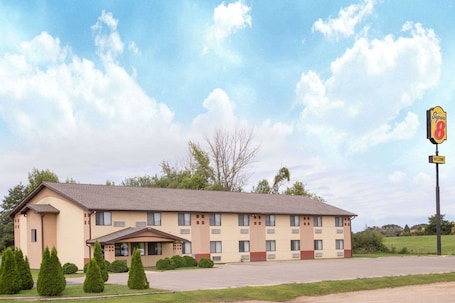 Exterior. Super 8 by Wyndham Austin MN
