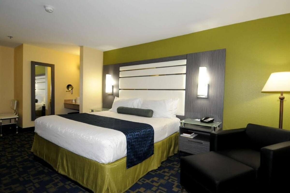 Desk, laptop workspace, iron/ironing board, free cribs/infant beds