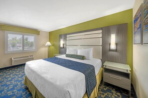 Desk, laptop workspace, iron/ironing board, free cribs/infant beds - Best Western Antelope Inn & Suites (Red Bluff)