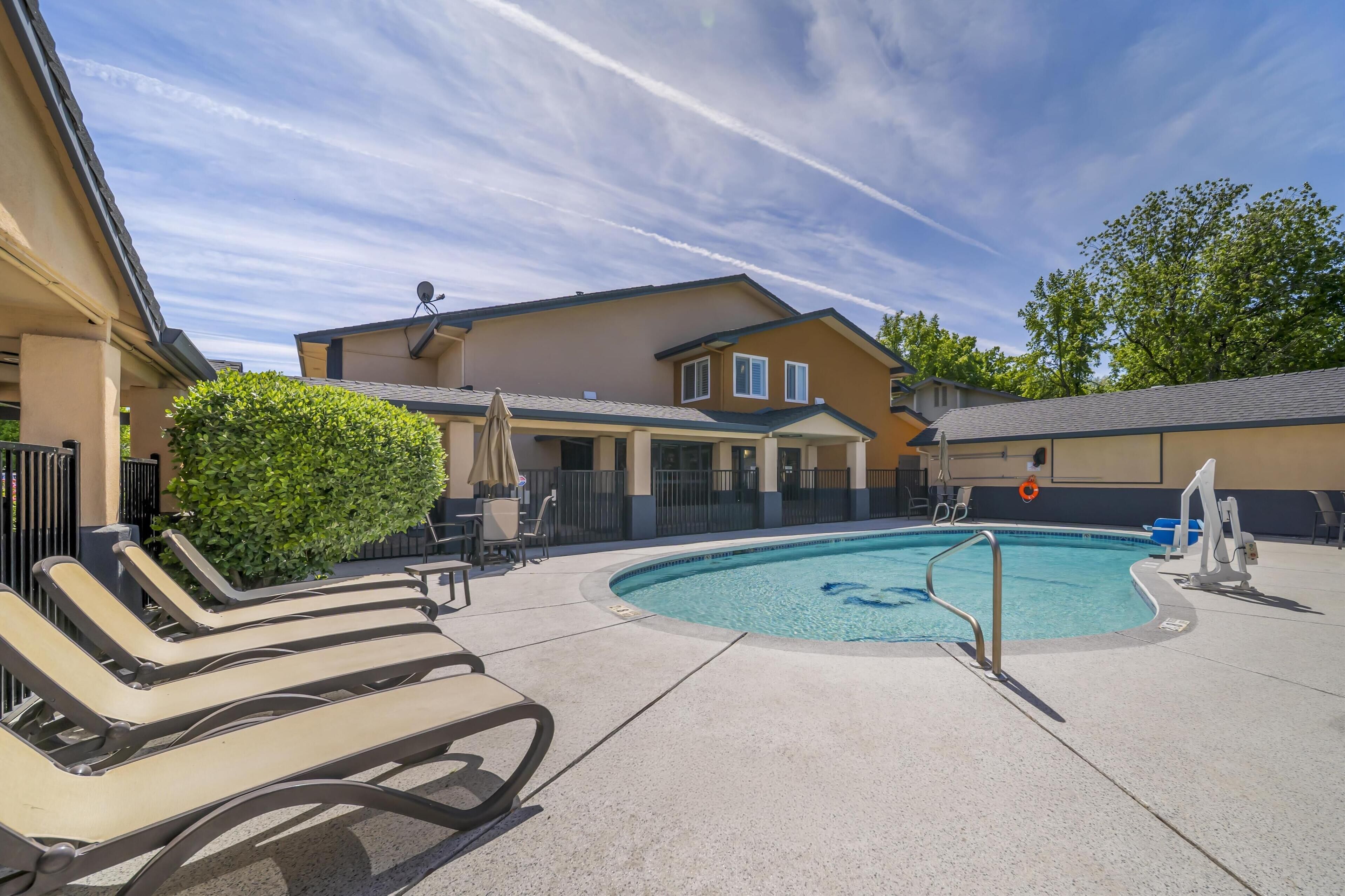 outdoor pool, open 9:00 am to 10:00 pm, pool umbrellas, pool loungers