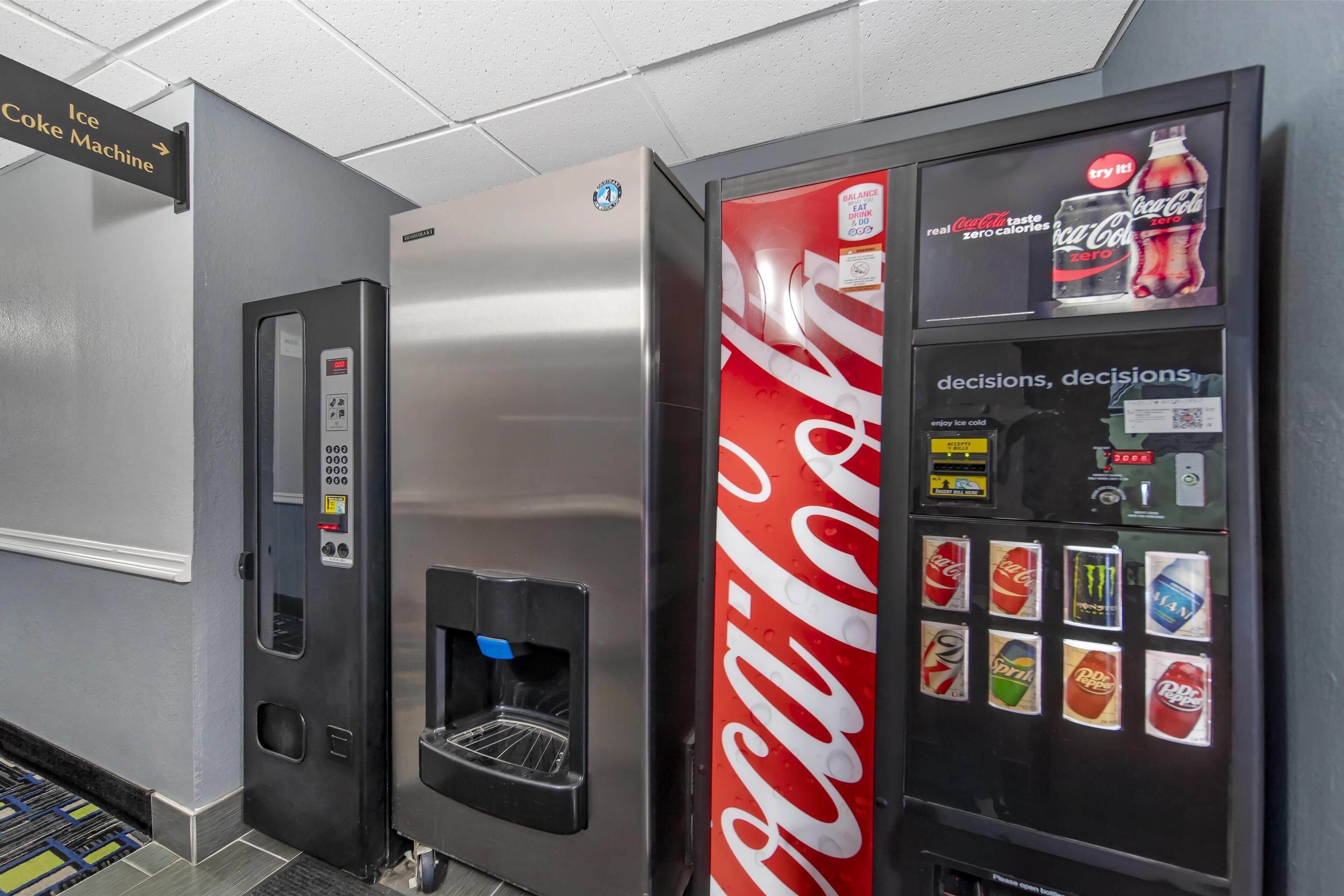 Máquina expendedora con logotipo de Coca-Cola y dispensador de agua.