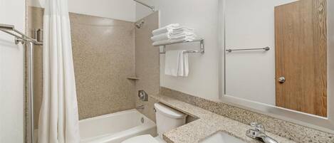 Un baño con bañera, inodoro y lavabo.