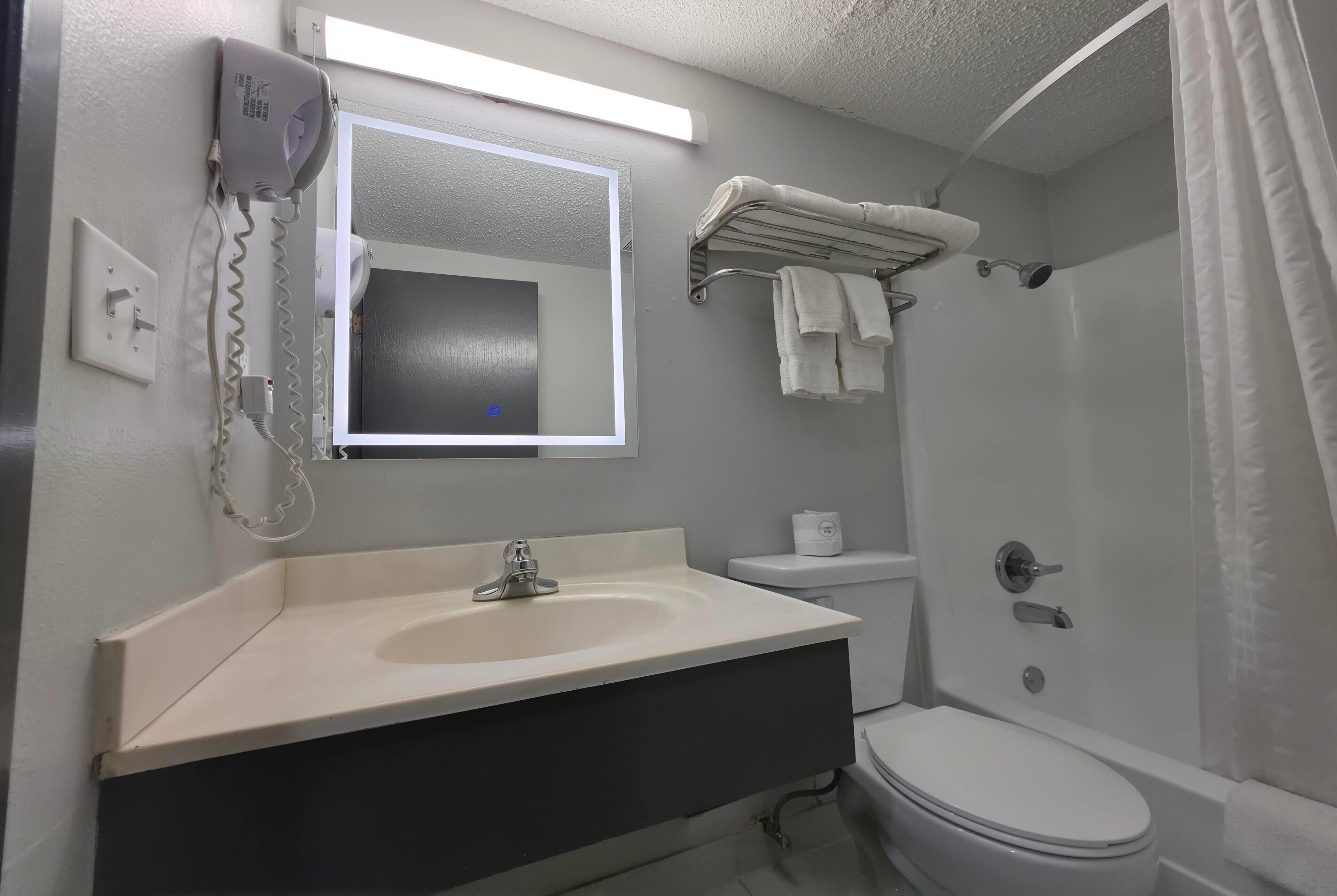 Duschwanne, kostenlose Toilettenartikel, Haartrockner, Handtücher