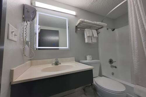 Combined shower/tub, free toiletries, hair dryer, towels
