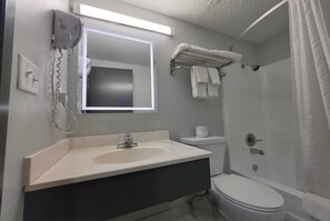 Kombinert dusj/badekar, toalettartikler (inkludert) og hårføner
