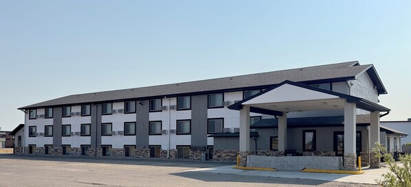 Experience the sleek, modern design of this hotel, featuring a flat roof and expansive windows for natural light.