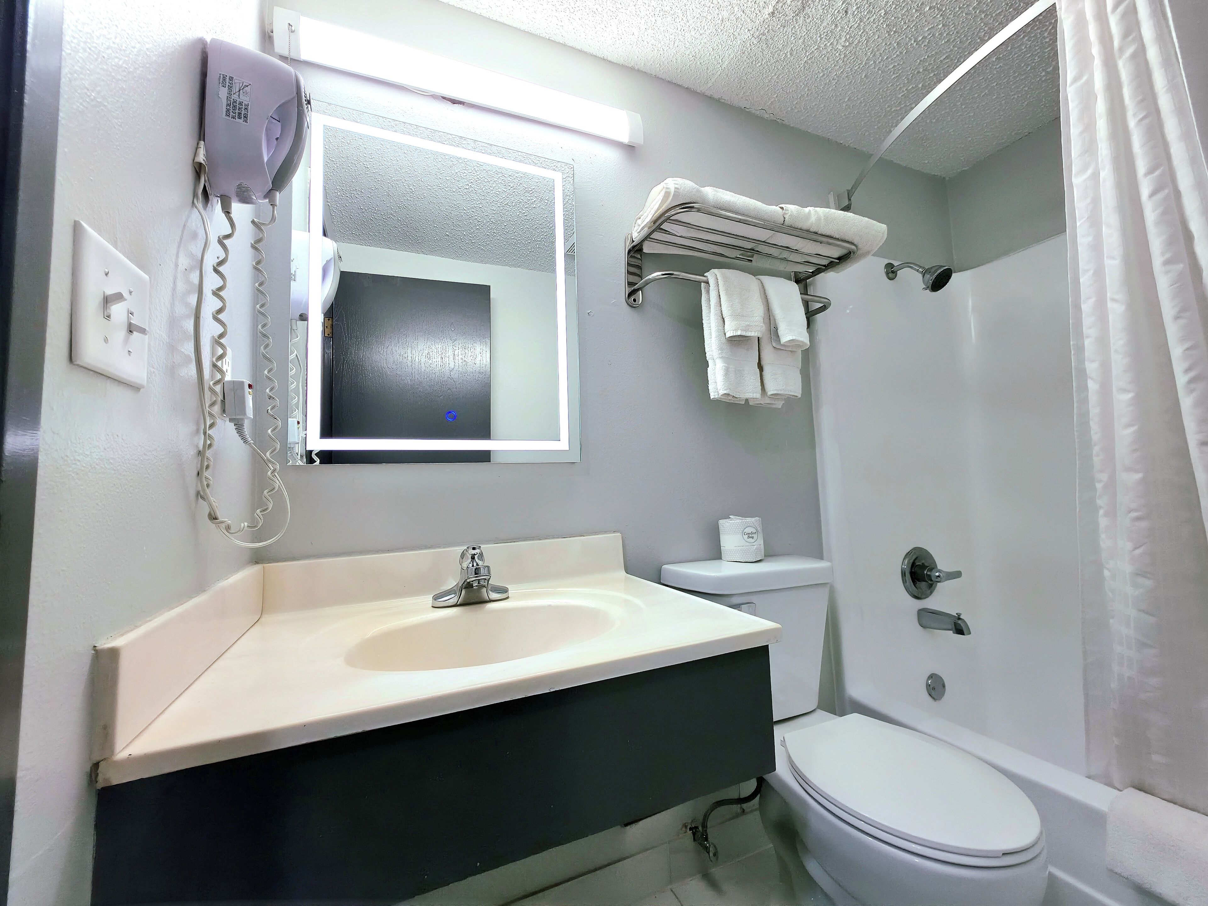 Combined shower/bathtub, free toiletries, hair dryer, towels