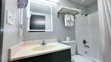 Combined shower/tub, free toiletries, hair dryer, towels