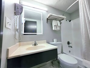 Combined shower/bathtub, free toiletries, hair dryer, towels - Super 8 by Wyndham Yankton (Yankton)